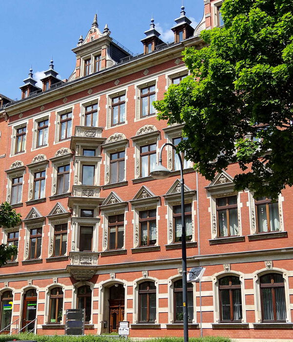 Gründerzeitliches Geschäftshaus mit denkmalgeschützter Fassade. Unternehmenssitz der H-A-S Service GmbH Repräsentatives historisches Gebäude aus der Gründerzeit mit roter Klinkerfassade, aufwendiger Stuckverzierung und hohen Fenstern, teils von Bäumen beschattet. Unternehmenssitz der H-A-S Service GmbH